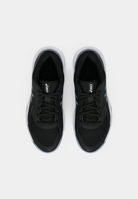 Černé sportovní boty s prodyšným síťovaným svrškem, plochými tkaničkami a polstrovanou podrážkou. Na stranách mají jemné logo a světle modré akcenty.