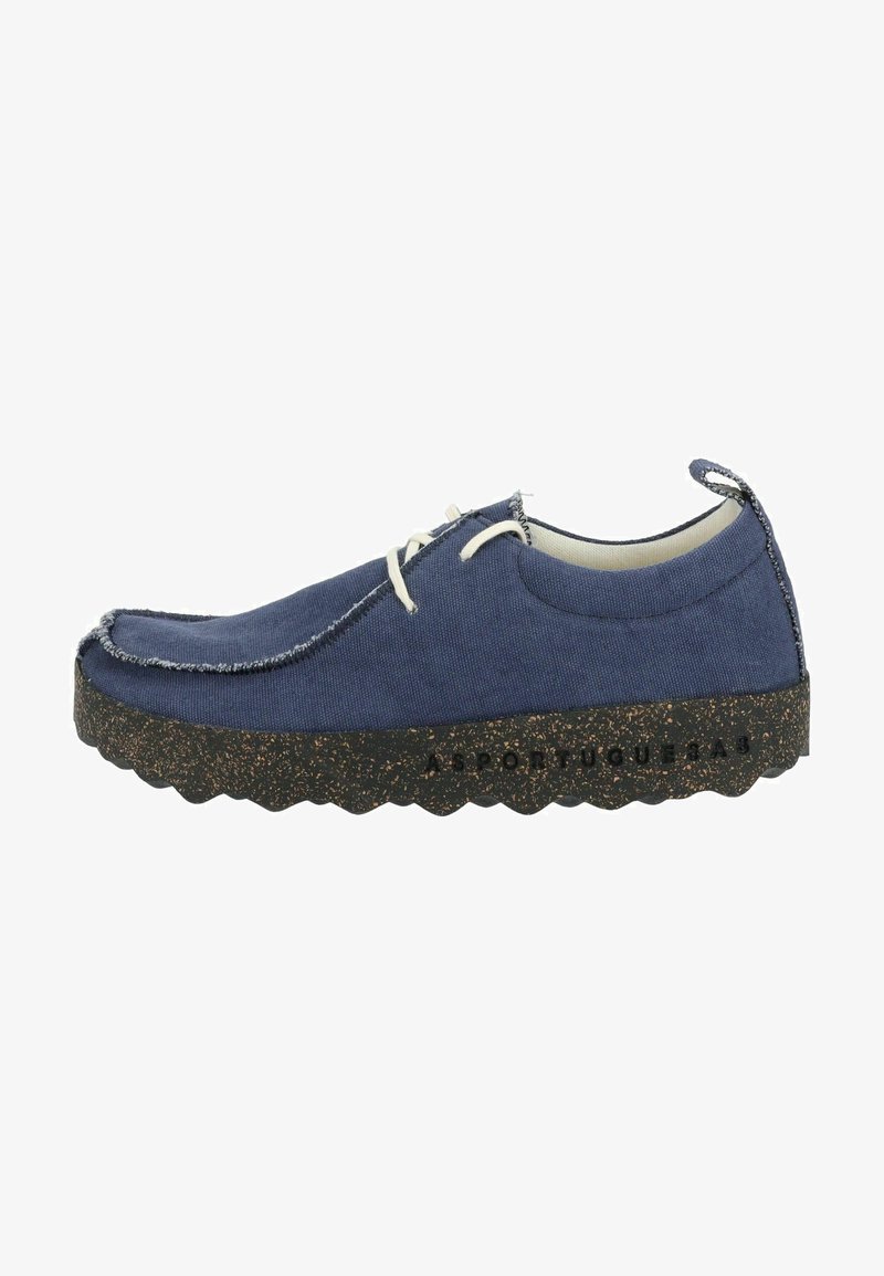 Chaussure en toile bleu marine avec une semelle noire texturée et mouchetée, dotée de lacets blancs et d'un bord effiloché sur le dessus pour un style décontracté.