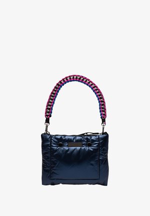 Marineblauwe puffer tas met een geweven multicolor handvat. Beschikt over twee ronde uitsparingen en een gaasventilatieopening aan de voorkant.