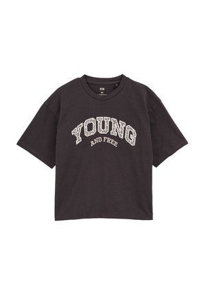 Mörkgrå t-shirt med rund halsringning och korta ärmar som har texten "YOUNG AND FREE" i ett leopardmönster.