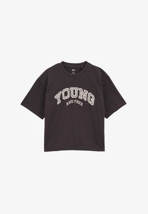 Tamno siva majica s okruglim izrezom i kratkim rukavima na kojoj se nalazi natpis "MLAD I SLOBODAN" u leopardskom uzorku.