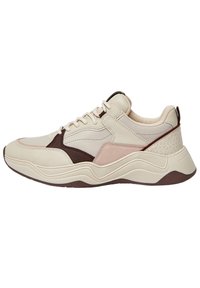 Sneaker beige con accenti rosa e marrone scuro, dotate di una tomaia in pelle texturizzata, suola chunky e collo imbottito per il comfort.