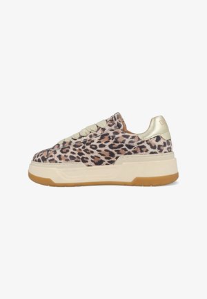 Sneakers met luipaardprint, een beige textiel bovenkant, crèmekleurige veters en een lichtgekleurde, chunky rubberen zool. Gouden accenten op de hak.