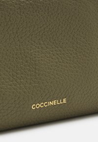 Coccinelle AURA - Rankinė - laurel green