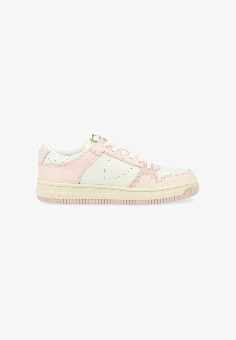 Lave sneakers med en øvre del i pink og hvid læder, perforerede detaljer og en tekstureret cremefarvet gummisål. Har snørebånd og diskret branding.