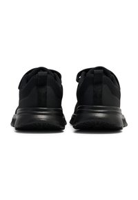 Czarne buty sportowe z cholewką z siateczki i czarną gumową podeszwą o fakturze. Posiadają pętelkę do zakładania oraz zaokrąglony nosek dla lepszej elastyczności.