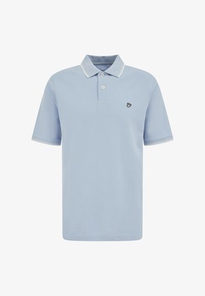 Svetlo modra polo majica s kratkimi rokavi, z dvema belima gumboma, belim trakom na ovratniku in rokavih ter majhnim črnim logotipom roke na levi strani prsnega koša.