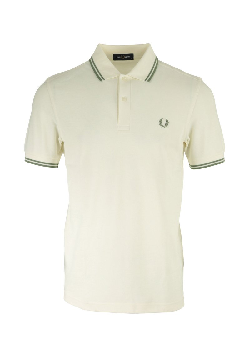 Polo in cotone crema con colletto e polsini a righe verdi. Presenta un piccolo logo ricamato sul lato sinistro del petto. Vestibilità classica.