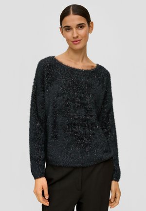 Pull noir en peluche avec un décolleté large, des manches longues et une coupe ample. Texture douce avec un léger éclat. Associé à un pantalon sombre.
