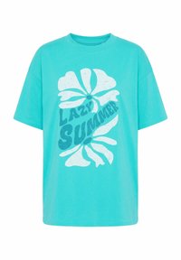 T-shirt turquoise à manches courtes avec des fleurs graphiques blanches et turquoise ainsi que le texte « Lazy Summer » en police stylisée sur le devant.