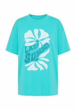 Tyrkysové tričko s krátkým rukávem s bílými a tyrkysovými grafickými květinami a nápisem "Lazy Summer" ve stylizovaném fontu na přední straně.