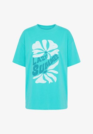 Türkisfarbenes T-Shirt mit kurzen Ärmeln, weißen und türkisfarbenen grafischen Blumen sowie dem Schriftzug „Lazy Summer“ in stilisierter Schrift auf der Vorderseite.