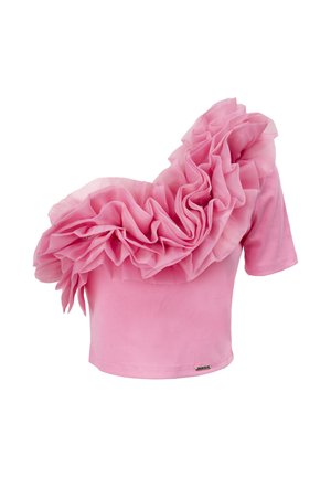 Top court rose à manches courtes avec un large détail en tulle à volants drapé de manière asymétrique de l'une des épaules à travers la poitrine.