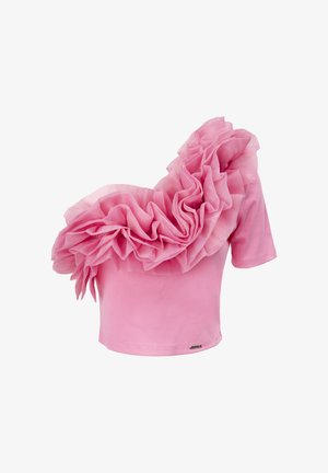 Roze korte mouw crop top met grote, geplooide tule detail dat asymmetrisch van één schouder over de borst hangt.