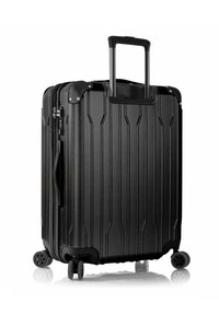 Schwarzer Hartschalenkoffer mit strukturierter Oberfläche, vertikalen Rillen, Teleskopgriff und vier Rollen für erhöhte Mobilität. Sichtbares Zahlenschloss.