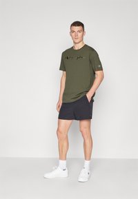 Champion ICONS TONAL CREWNECK WITH LARGE LOGO - T-Shirt print - dark green