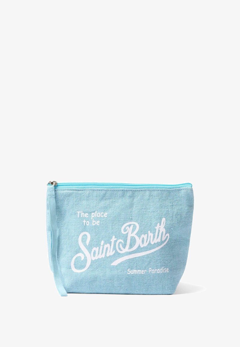 Borsetta azzurro chiaro con cerniera, con testo bianco "The place to be Saint Barth Summer Paradise" e cinturino in tessuto sul lato sinistro.
