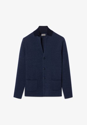 Granatowy kardigan z kołnierzem szalowym, jednopierścieniowy przód, trzy guziki i dwie przednie kieszenie. Wykonany z miękkiej dzianiny.