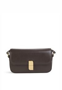 Donkere bruine leren schoudertas met een gouden rechthoekige sluiting en verstelbare riembevestiging op een witte achtergrond.