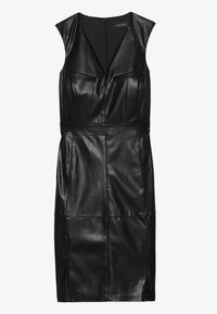 Robe en cuir noir à la silhouette ajustée, col en V, deux poches poitrine et détails de coutures, avec une fermeture éclair au dos.