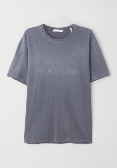 Grå bomulls T-skjorte med korte ermer, rund hals, med påtrykt "HELMUT LANG" logo over fronten. Myk tekstur, avslappet passform.