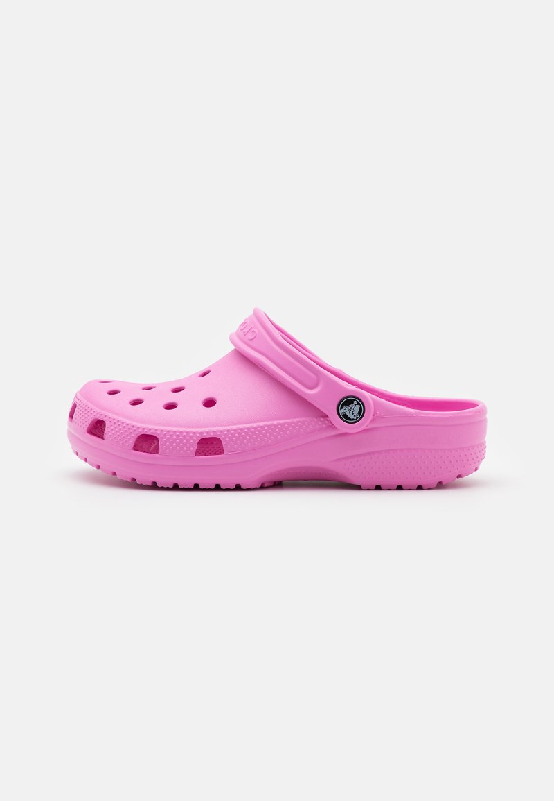 Rosa gummistøvel med ventilasjonshull, bakstropp og teksturert såle for godt grep. Glatt overflate med rund tådesign.