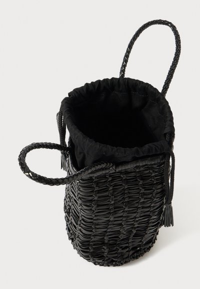 Μικρή μαύρη πλεκτή τσάντα κουβά με πλεξούδες χειρολαβές και κλείσιμο από συγκεντρωμένο ύφασμα με κορδόνι.