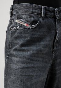 Diesel 1996 D-SIRE - Platėjantys džinsai - 02