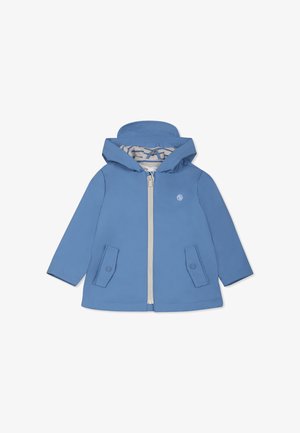 Giacca impermeabile blu con cappuccio, chiusura con zip frontale, due tasche con bottone e fodera a righe. Texture liscia, design semplice.