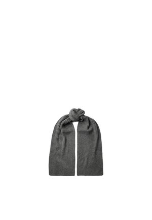 Bufanda de punto gris oscuro con textura acanalada, anudada en un nudo simple y mostrada extendida sobre un fondo blanco.