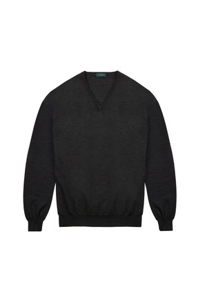 Pull noir en V en tissu doux, avec de longues manches à bord-côte et une taille côtelée, texture lisse, design simple.