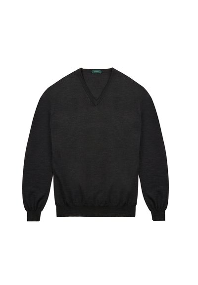 Pull noir en V en tissu doux, avec de longues manches à bord-côte et une taille côtelée, texture lisse, design simple.