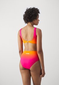 Bikini s vysokým pásom v gradientnej ružovo-oranžovej farbe. Obsahuje široký top so zapínaním a logom na zadnej strane; hladká, elastická tkanina.