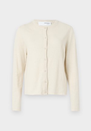 Cremefarbener Cardigan mit langen Ärmeln, rundem Halsausschnitt und einer Knopfleiste vorne. Hergestellt aus weichem, leichtem Strickmaterial.