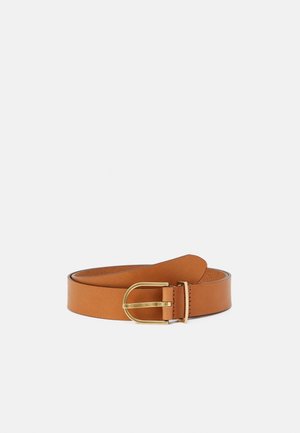 Ceinture en cuir fauve avec une boucle métallique rectangulaire arrondie dorée, enroulée sur un fond uni gris clair.