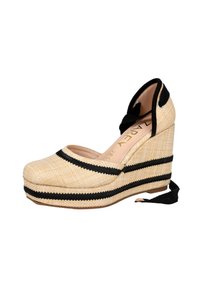 Sandalia cuña de esparto tejido en color bronce, con dos acentos a rayas negras, punta redondeada, tira en el tobillo y superficie texturizada.