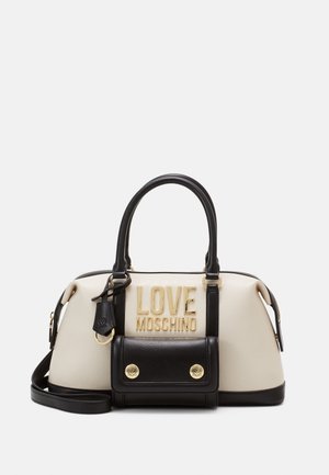 Bolso de mano con cuerpo beige y acentos negros, con herrajes dorados y lettering "LOVE MOSCHINO" en la parte frontal. Incluye una correa desmontable.
