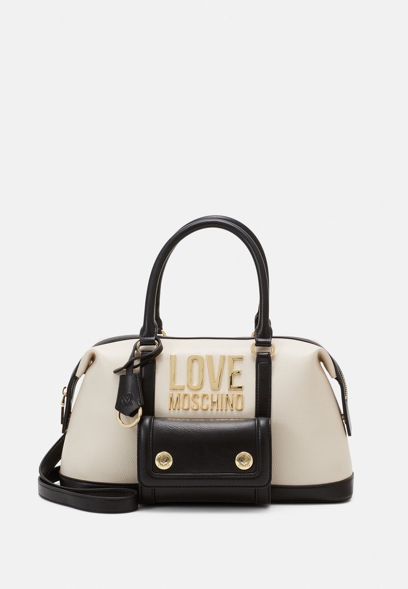Kabelka s béžovým tělem a černými doplňky, se zlatým kováním a nápisem "LOVE MOSCHINO" na přední straně. Obsahuje odnímatelný popruh.