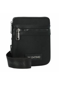 Černá crossbody taška Valentino s přední kapsou na zip, kovovým táhlem zipu se značkou a nastavitelným zápěstním popruhem s logem Valentino.