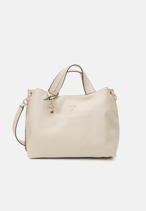 Beige textuurt tas met dubbele bovenhandvatten en een afneembare schouderriem. Voorzien van gouden hardware en een logo-embleem aan de voorkant.