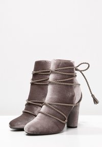 Missguided Botines de tacón - light pink
