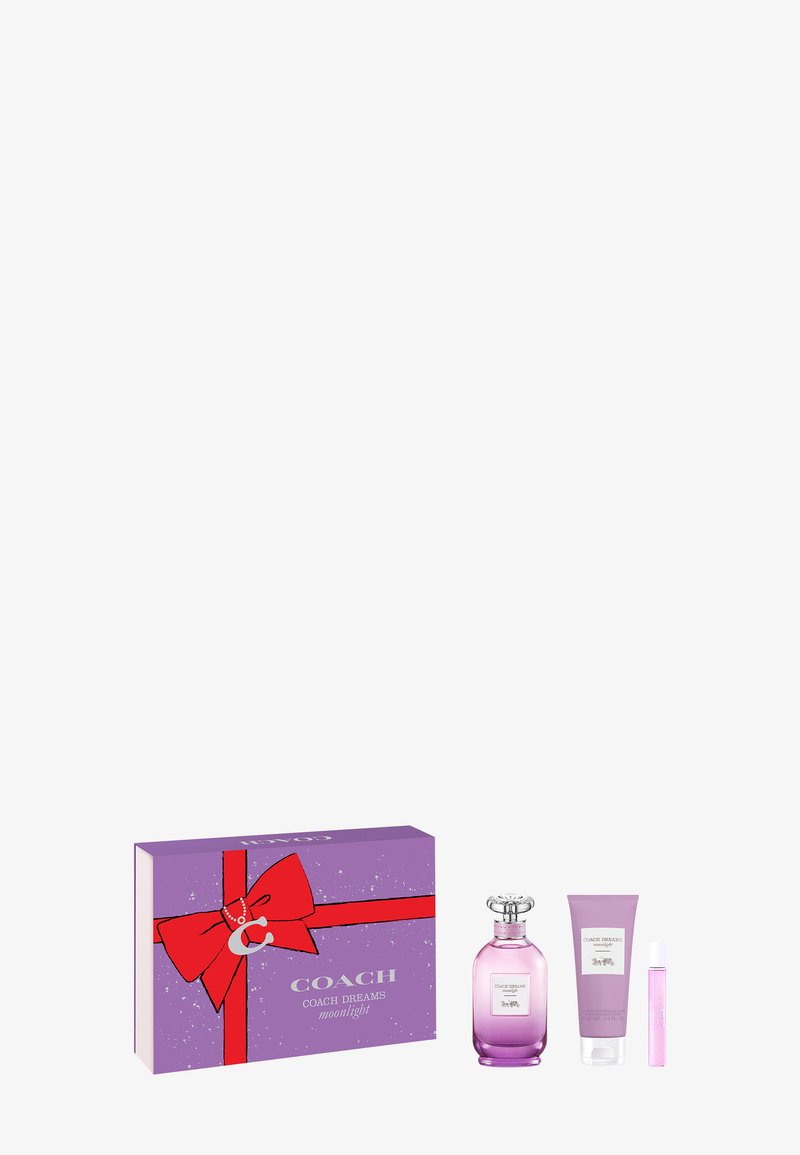 Lila Geschenkschachtel mit roter Schleife neben Coach Dreams Moonlight Parfümflasche, Körperlotiontubus und Rollerball-Parfüm.