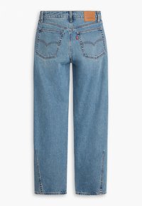 Jean en denim bleu clair avec une coupe droite, doté de deux poches arrière et d'un patch logo en cuir sur la ceinture.