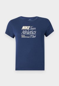 Μπλούζα σε ναυτικό μπλε με κοντά μανίκια και λευκό κείμενο "NIKE Team Athletics Team Champions Club" μπροστά.