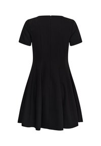 Robe noire évasée à manches courtes avec fermeture éclair au dos et taille cintrée, vue de dos sur fond blanc.