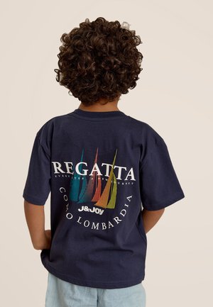 T-shirt en coton bleu marine avec un graphique de voilier coloré et le texte « REGATTA COMO LOMBARDIA » en lettres blanches en gras.