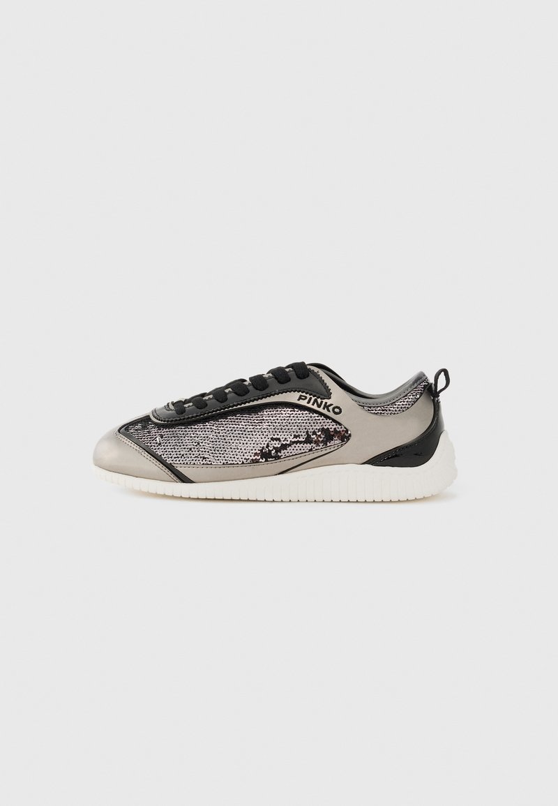 Adidași sport cu un superior din plasă metalică argintie și neagră, având sireturi negre, talpă texturată albă și detalii cu logo pe lateral.