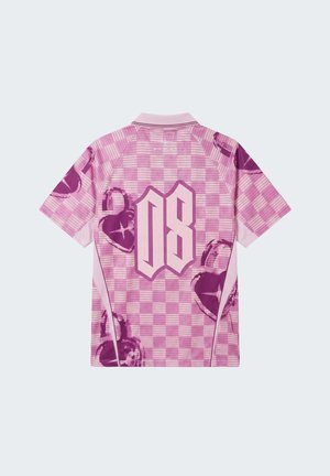 Camicia a maniche corte rosa a quadretti con motivi astratti viola e un grande "08" stilizzato sul retro, con collo a coste.