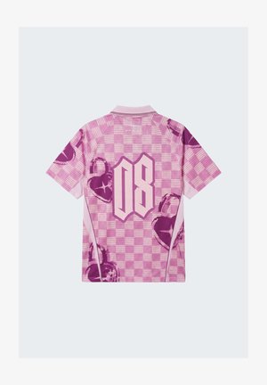 Camisa de manga corta de cuadros rosa con patrones abstractos morados y un gran "08" estilizado en la espalda, con un cuello acanalado.