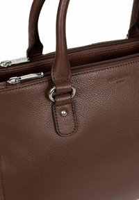 Bruine leren handtas met een gestructureerde oppervlakte, dubbele bovenhandvatten, twee ritscompartimenten en accenten van zilverkleurige hardware.